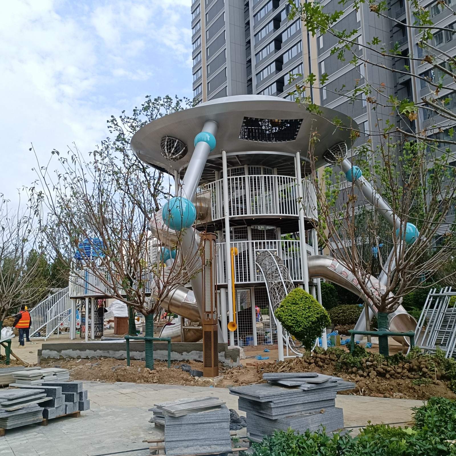 飞碟塔主题设备户外安装现场(项目实拍)